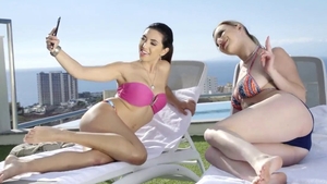 Mary Monroe amongst babe Frida Sante fingering