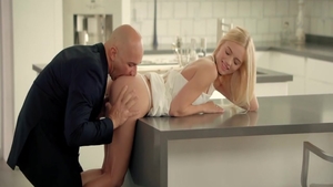 Young pornstar Alex Grey feels in need of hard nailining