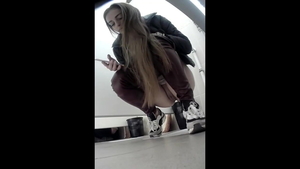 European pussy eating in the toilet