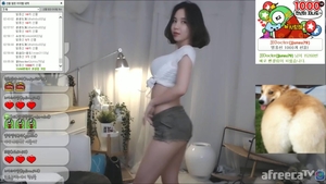 Solo shaved asian amateur pussy eating